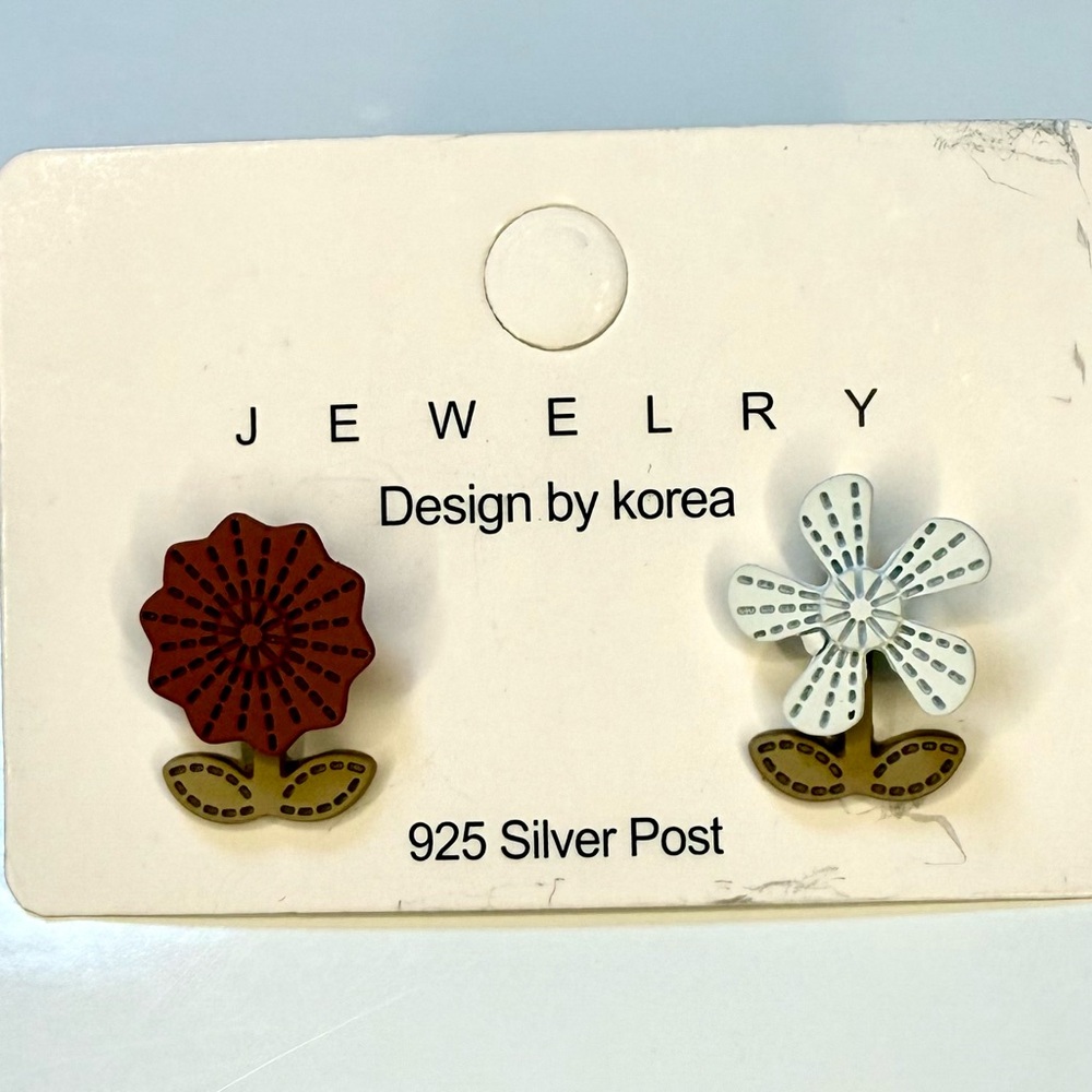 🧚🏻‍♀️ Flower Earrings dangle stems on silver Red and White Cottagecore